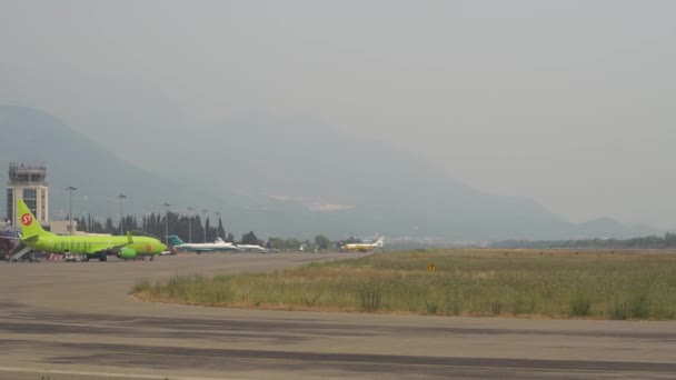 Подиум с самолетами в дыму от горных пожаров — стоковое видео