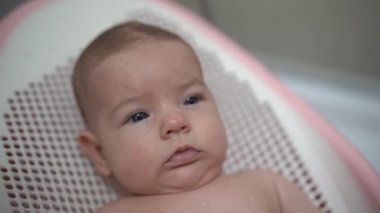 Yeni doğan, duşta özel bir slaytta yıkanır.