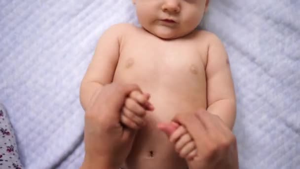 妈妈猛地握住了躺着的婴儿的手 — 图库视频影像