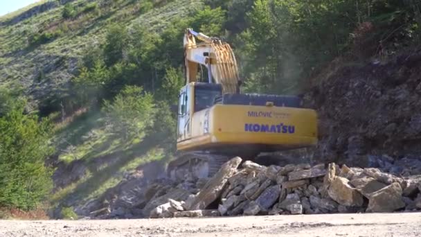 Fúrógép mozog végig a kő lejtőjén a hegy — Stock videók