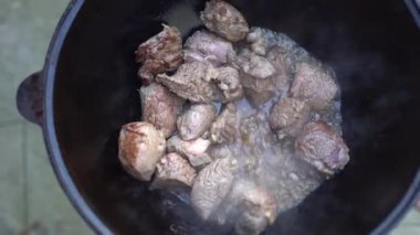 Özbek pilavı için bir kazanda et yağda pişirilir