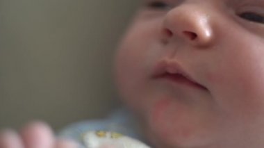 Çocuk yalan söyler ve ağzını açar. Portre