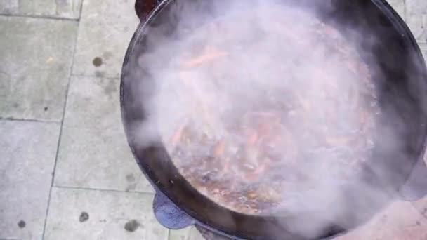 在用大锅准备的乌兹别克皮面包上的蒸汽 — 图库视频影像
