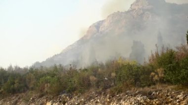 Karadağ dağlarında orman yangını dumanlı