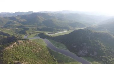 Crnojevica Nehri yeşil dağlar arasındaki vadiden akıyor