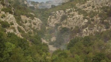 Dağlarda yüksek bir orman yangınından çıkan duman