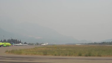 Dağ yangınlarından duman çıkan pist