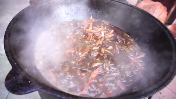 Vaření Uzbeckého pilaf ve velkém kotli — Stock video