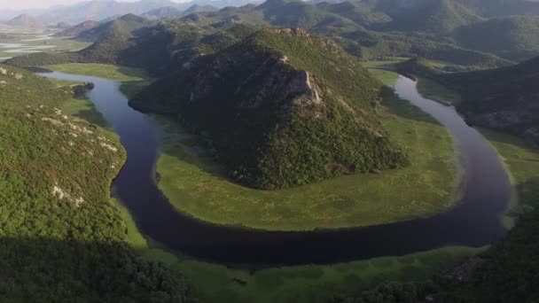 Drone kilátás a hurok alakú kanyarban a Crnojevica folyó körül a zöld hegy — Stock videók