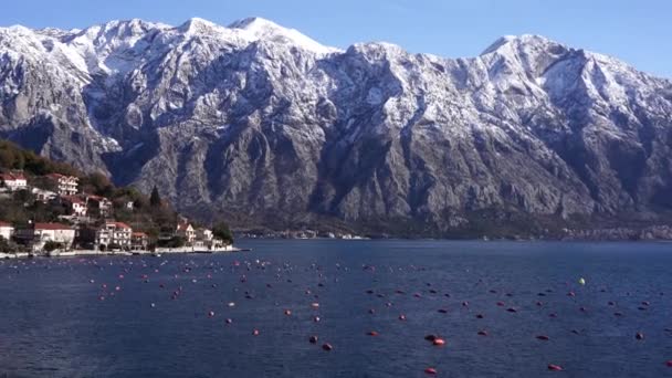 冬の雪の中、山に囲まれた海に囲まれた永遠の町。モンテネグロ — ストック動画