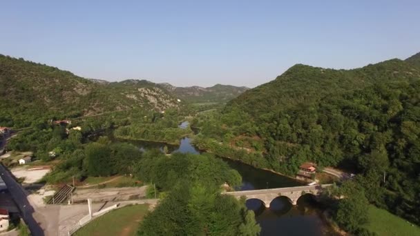 Légi kilátás a Crnojevica folyóra, kőhidak és zöld hegyek — Stock videók