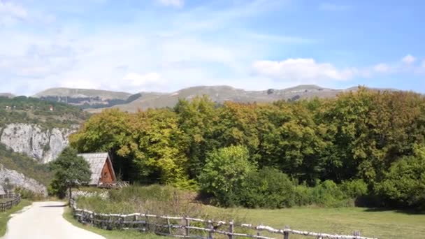 Τριγωνικές βοσκοί σπίτια στους πρόποδες των βουνών στο Εθνικό Πάρκο Durmitor — Αρχείο Βίντεο