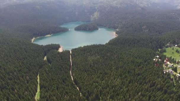 Lago Negro no Parque Nacional Durmitor. Crno Jezero — Vídeo de Stock