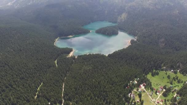 Vista aérea do Lago Negro e Zabljak. Parque Nacional de Durmitor — Vídeo de Stock