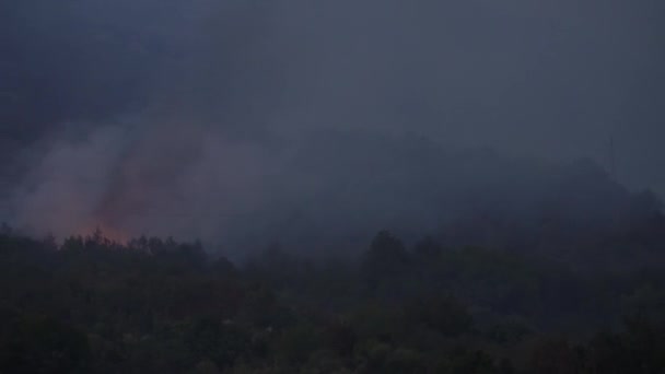 Густий чорний смог від лісових пожеж у горах Чорногорії. — стокове відео