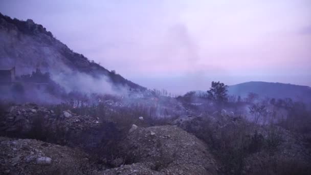 Димовий екран з лісових пожеж у горах — стокове відео
