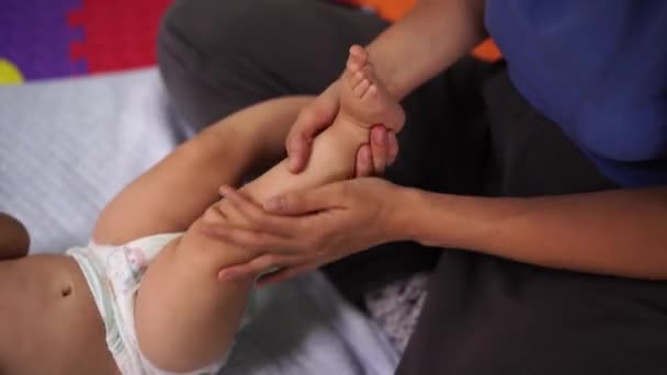 Mamma massaggia il piede nudo di un bambino bugiardo — Video Stock