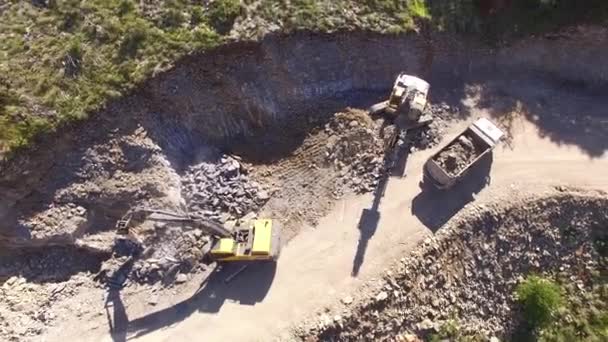 掘削機は道路拡張工事中に地球とトラックをロードします — ストック動画