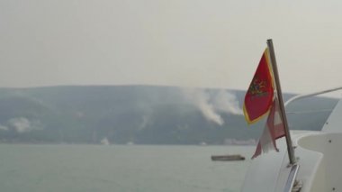 Denizdeki bir tekneden dağlardaki yangınların görüntüsü