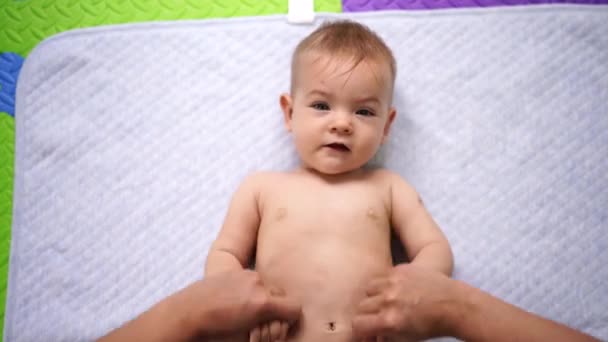 Ibu membuat latihan melingkar ke tangan bayi berbaring — Stok Video