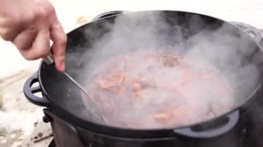 Kazanda pirinç ile Özbek pilavını karıştırmak