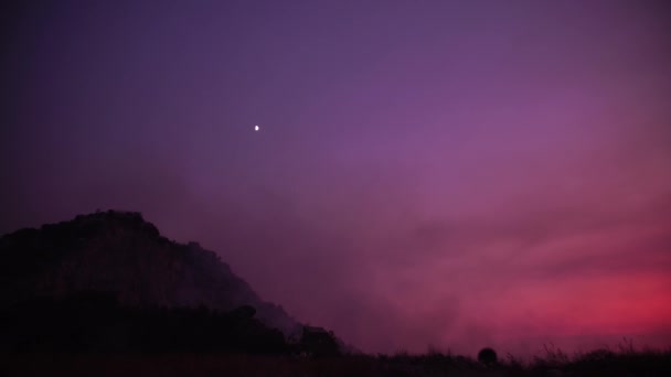Lila solnedgång på bakgrunden av smog från skogsbränder i bergen — Stockvideo