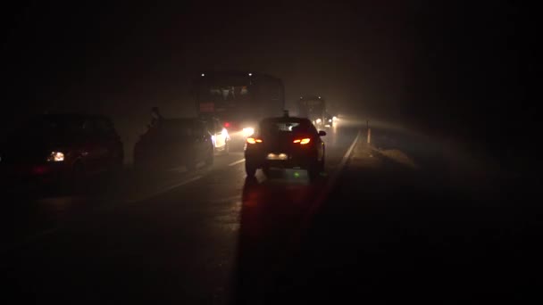 Atasco de tráfico nocturno debido a incendios forestales — Vídeo de stock