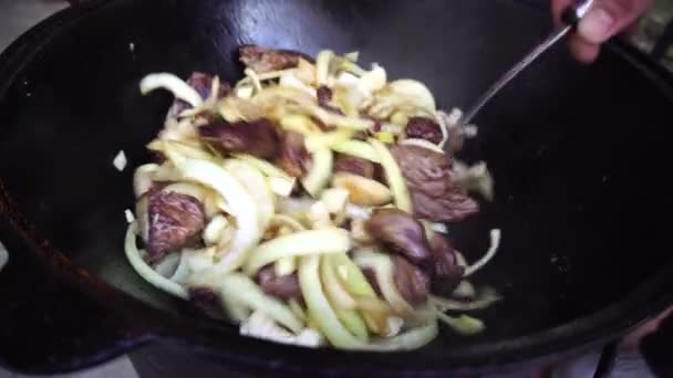 고기를 양파와 마늘 과섞어 기울지 않은 숟가락 과 함께 필 프 를 만든다 — 비디오