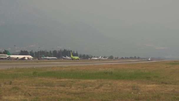 飛行機は森林火災から煙の中の滑走路から離陸する準備ができています — ストック動画