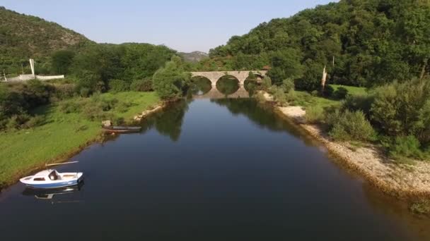 Festői kilátás a Crnojevica folyó feletti kőhídra — Stock videók