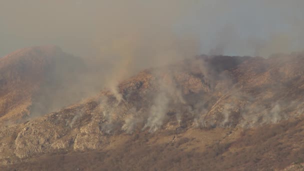 Černé hory zahalené hustým kouřem z lesních požárů — Stock video