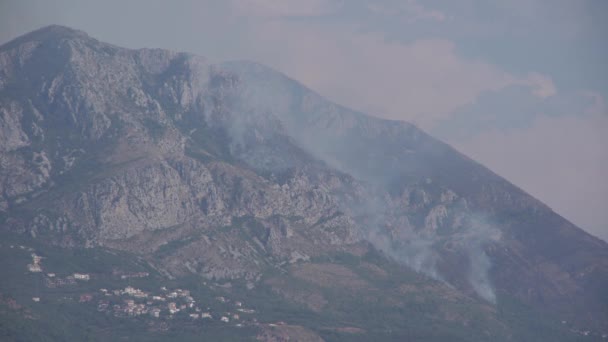 Le montagne sopra Budva sono coperte di fumo dagli incendi boschivi. Montenegro — Video Stock