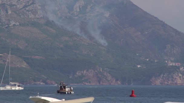 Jachty plují po moři v kouři z lesních požárů v horách — Stock video