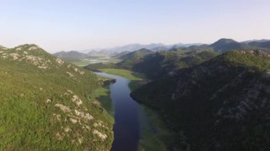 Crnojevica nehri yeşil dağlar arasında akıyor