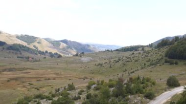 Dağların vadisinde, Zabljak 'ın evlerinin yanındaki otlaklar. Karadağ 'ın kuzeyi