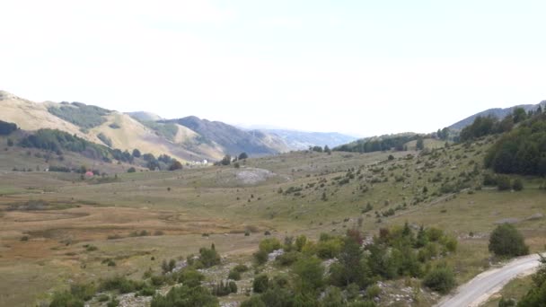 Dağların vadisinde, Zabljak 'ın evlerinin yanındaki otlaklar. Karadağ 'ın kuzeyi — Stok video