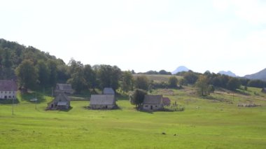 Dağların eteğindeki vadideki Zabljak 'taki evler. Karadağ 'ın kuzeyi