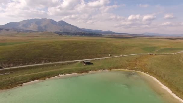 Вид з повітря на озеро Диявол. На північ від Чорногорії. Vrazje jezero — стокове відео