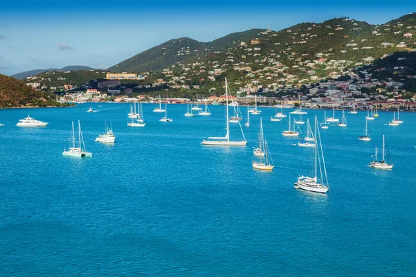 Port de St. Thomas et île des Caraïbes — Photo