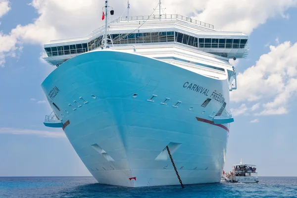 Carnival Freedom schip verankerd in het Caribisch gebied — Stockfoto