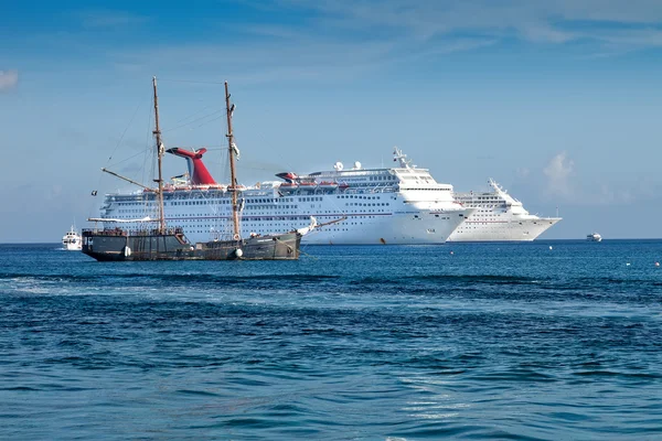 Navios de cruzeiro nas Ilhas Cayman — Fotografia de Stock