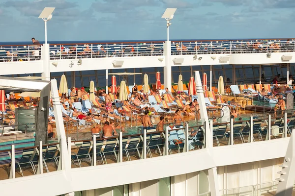 Lido däck på Oasis of the Seas — Stockfoto