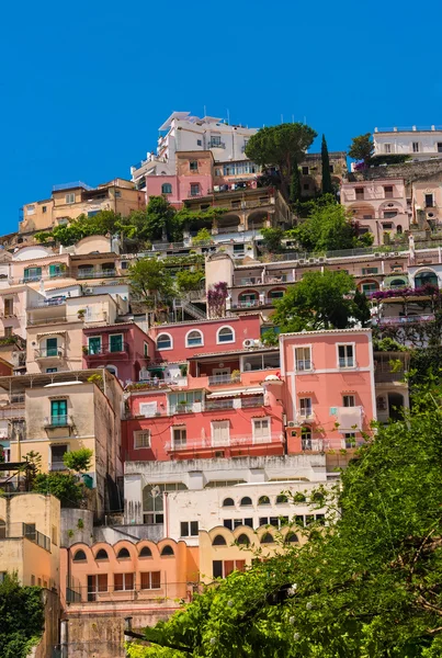 Zářivě barevné domy v Positano, Itálie — Stock fotografie