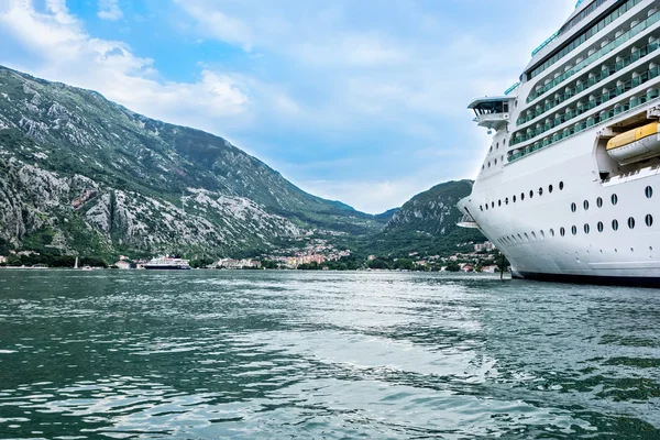 Κρουαζιερόπλοιο σε Κότορ, Μαυροβούνιο — Φωτογραφία Αρχείου