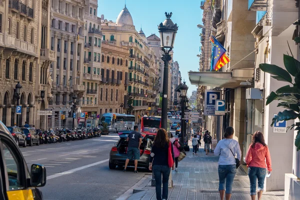 Ruas movimentadas em Barcelona, Espanha — Fotografia de Stock