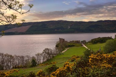 İskoçya 'daki Loch Ness nehrinin üzerinde akşam