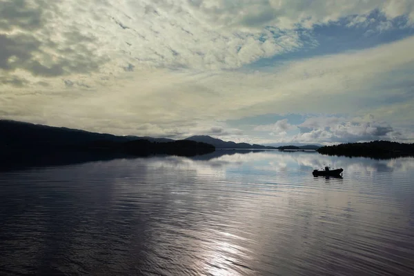 Loch Lomond Con Cielo Dorato Silhouette Barca Scozia — Foto Stock