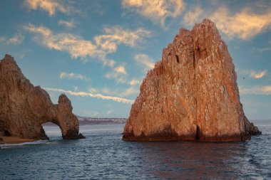Güneş, Cortez Denizi üzerinden Cabo San Lucas, Meksika 'daki Lands End' de batıyor.