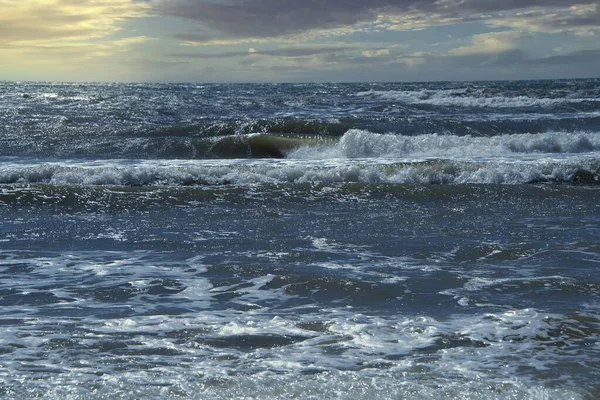 Ocean Atlantycki Falami Początku Zachodu Słońca — Zdjęcie stockowe