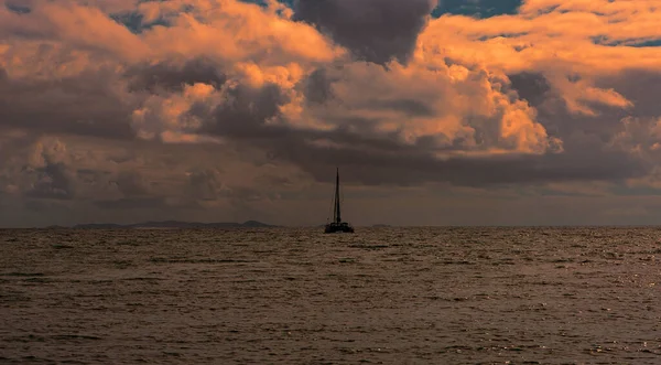 Abendhimmel Und Ein Segelboot Auf Den Gewässern Von Puerto Rico — Stockfoto